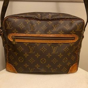 Louis Vuitton Messenger Style Bag